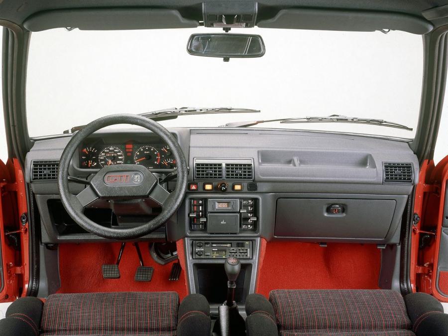 Торпедо Peugeot 205 1.6 GTI 1983 года  (фото 15 из 32)